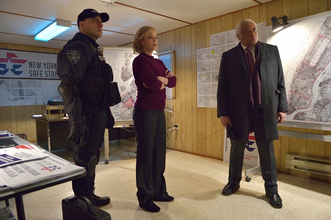 THE STRAIN -- "The Battle For Red Hook" -- Episode 209 (Airs September 6, 10:00 pm e/p) Pictured: (l-r) Paulino Nunes as Frank Kowalski, Samantha Mathis as Justine Feraldo, Ron Canada as Mayor George Lyle. CR: Michael Gibson/FX