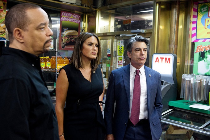 LAW & ORDER: SPECIAL VICTIMS UNIT -- "Institutional Fail" Episode 17004 -- Pictured: (l-r)Ice-T as Detective Odafin "Fin" Tutuola, Mariska Hargitay as Sergeant Olivia Benson, Peter Gallagher as Deputy Chief Williams Dodds -- (Photo by: Tom Zubak/NBC)