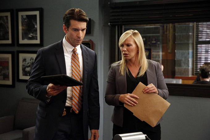 LAW & ORDER: SPECIAL VICTIMS UNIT -- "Maternal Instincts" Episode 17006 -- Pictured: (l-r) Andy Karl as Sgt. Mike Dodds, Kelli Giddish as Detective Amanda Rollins -- (Photo by: Will Hart/NBC)