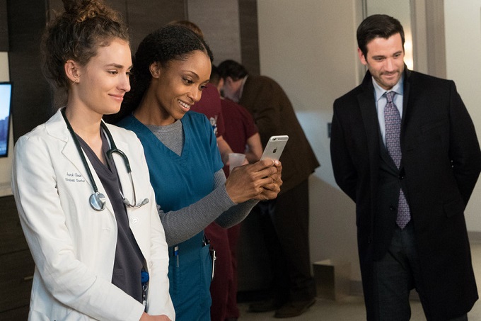 CHICAGO MED -- "Bound" Episode 106 -- Pictured: (l-r) Rachel DiPillo as Dr. Sarah Reese, Yaya DaCosta as April Sexton -- (Photo by: Elizabeth Sisson/NBC)