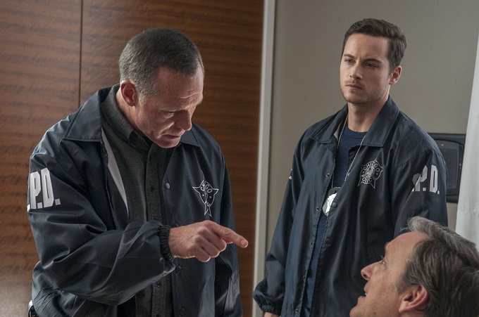 CHICAGO P.D. -- "Now I'm God" Episode 310 -- Pictured: (l-r) Jason Beghe as Hank Voight, Jesse Lee Soffer as Jay Halstead -- (Photo by: Matt Dinerstein/NBC)