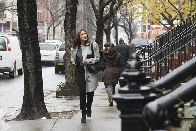 LAW & ORDER: SPECIAL VICTIMS UNIT -- "Townhouse Incident" Episode 1712 -- Pictured: Mariska Hargitay as Lieutenant Olivia Benson -- (Photo by: Michael Parmalee/NBC)