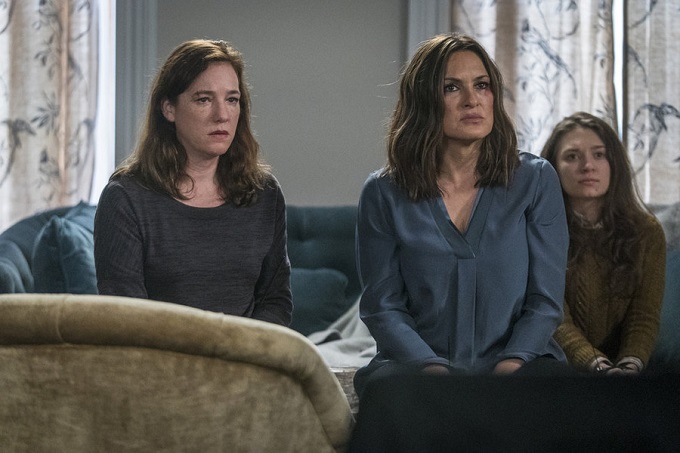 LAW & ORDER: SPECIAL VICTIMS UNIT -- "Townhouse Incident" Episode 1712 -- Pictured: (l-r) Wendy Hoopes as Lisa Crivello, Mariska Hargitay as Lieutenant Olivia Benson, Cole Bernstein as Tess Crivello -- (Photo by: Michael Parmalee/NBC)