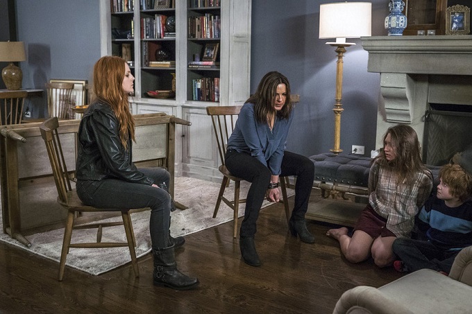 LAW & ORDER: SPECIAL VICTIMS UNIT -- "Townhouse Incident" Episode 1712 -- Pictured: (l-r) Amber Skye Noyes as Roxie Volkov, Mariska Hargitay as Lieutenant Olivia Benson, Cole Bernstein as Tess Crivello, Jack Gore as Luca Crivello -- (Photo by: Michael Parmalee/NBC)