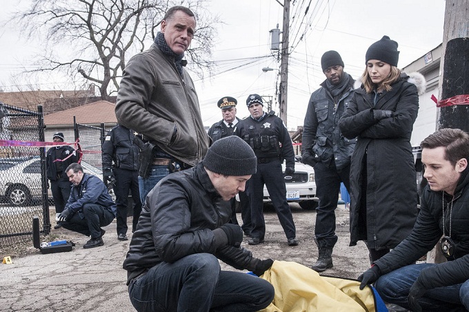 CHICAGO P.D. -- "The Cases That Need to Be Solved" Episode 316 -- Pictured: (l-r) Jon Seda as Antonio Dawson, Jason Beghe as Hank Voight, LaRoyce Hawkins as Kevin Atwater, Sophia Bush as Erin Lindsay, Jesse Lee Soffer as Jay Halstead -- (Photo by: Matt Dinerstein/NBC)