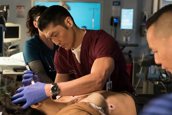 CHICAGO MED -- "Choices" Episode 109 -- Pictured: (l-r) Brian Tee as Dr. Ethan Choi, Gord...
