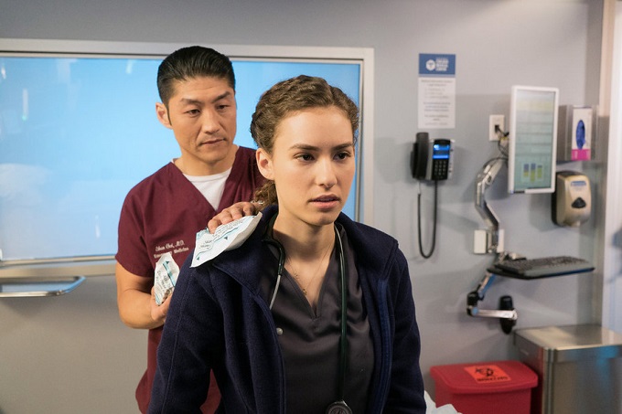 CHICAGO MED -- "Clarity" Episode 110 -- Pictured: (l-r) Brian Tee as Dr. Ethan Choi, Rachel DiPillo as Dr. Sarah Reese -- (Photo by: Elizabeth Sisson/NBC)