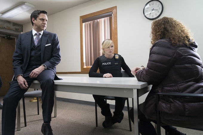 LAW & ORDER: SPECIAL VICTIMS UNIT -- "Nationwide Manhunt" Episode 1713 -- Pictured: (l-r) Raul Esparza as A.D.A. Rafael Barba, Kelli Giddish as Detective Amanda Rollins -- (Photo by: Michael Parmelee/NBC)