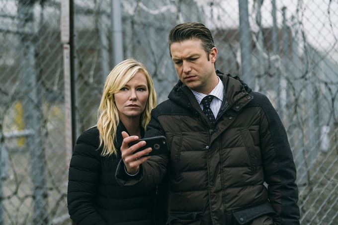 LAW & ORDER: SPECIAL VICTIMS UNIT -- "Nationwide Manhunt" Episode 1713 -- Pictured: (l-r) Kelli Giddish as Detective Amanda Rollins, Peter Scanavino as Dominick "Sonny" Carisi -- (Photo by: Michael Parmelee/NBC)