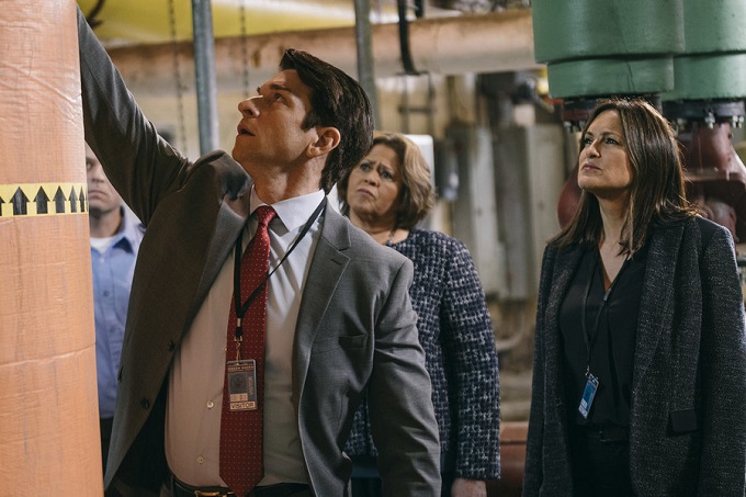 LAW & ORDER: SPECIAL VICTIMS UNIT -- "Nationwide Manhunt" Episode 1713 -- Pictured: (l-r) Andy Karl as Sergeant Mike Dodds, Anna Deavere Smith as Warden Lucille Fenton, Mariska Hargitay as Lieutenant Olivia Benson -- (Photo by: Michael Parmelee/NBC)