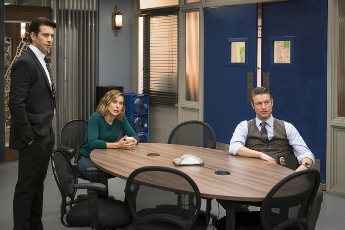 LAW & ORDER: SPECIAL VICTIMS UNIT -- "Nationwide Manhunt" Episode 1713 -- Pictured: (l-r) Andy Karl as Sergeant Mike Dodds, Sophia Bush as Detective Erin Lindsay, Peter Scanavino as Dominick "Sonny" Carisi -- (Photo by: Michael Parmelee/NBC)