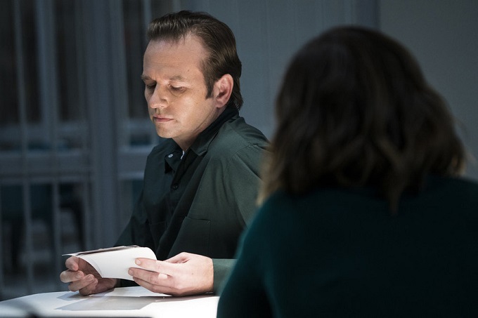 LAW & ORDER: SPECIAL VICTIMS UNIT -- "Nationwide Manhunt" Episode 1713 -- Pictured: Dallas Roberts as Dr. Greg Yates -- (Photo by: Michael Parmelee/NBC)