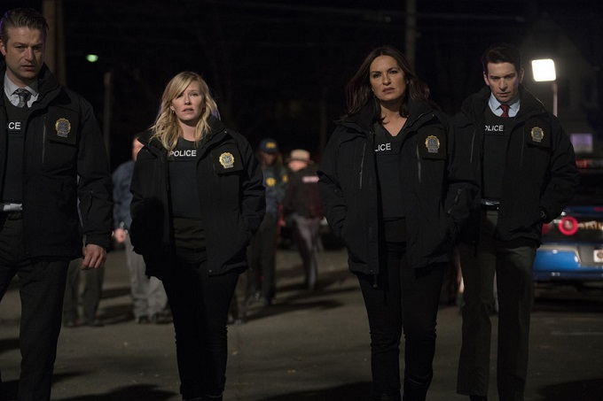 LAW & ORDER: SPECIAL VICTIMS UNIT -- "Nationwide Manhunt" Episode 1713 -- Pictured: (l-r) Peter Scanavino as Dominick "Sonny" Carisi, Kelli Giddish as Detective Amanda Rollins, Mariska Hargitay as Lieutenant Olivia Benson, Andy Karl as Sergeant Mike Dodds -- (Photo by: Michael Parmelee/NBC)
