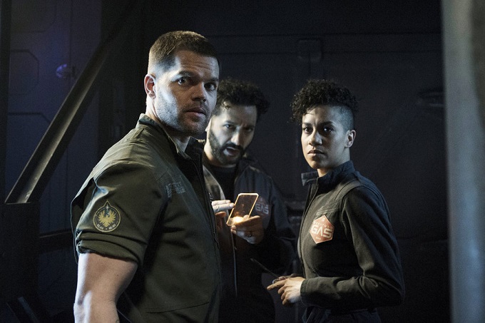THE EXPANSE -- "Critical Mass" Episode 109 -- Pictured: (l-r) Wes Chatham as Amos, Cas Anvar as Alex Kamal, Dominique Tipper as Naomi Nagata -- (Photo by: Rafy/Syfy)