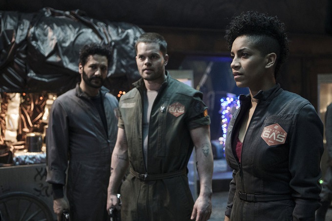 THE EXPANSE --"Leviathan Wakes" Episode 109 -- Pictured: (l-r) Cas Anvar as Alex Kamal, Wes Chatham as Amos, Dominique Tipper as Naomi Nagata -- (Photo by: Rafy/Syfy)