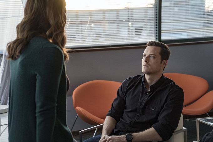 CHICAGO P.D. -- "Forty-Caliber Bread Crumb" Episode 317 -- Pictured: (l-r) Charisma Carpenter as Brianna Logan, Jesse Lee Soffer as Jay Halstead -- (Photo by: Matt Dinerstein/NBC)