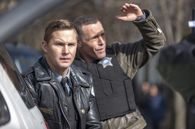 CHICAGO P.D. -- "Kasual with A K" Episode 318 -- Pictured: (l-r) Brian Geraghty as Sean Roman, Jason Beghe as Hank Voight -- (Photo by: Matt Dinerstein/NBC)