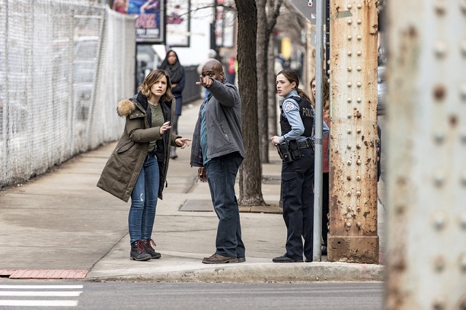 CHICAGO P.D. -- "If We Were Normal" Episode 319 -- Pictured: (l-r) Sophia Bush as Erin Lindsay, Marina Squerciati as Kim Burgess -- (Photo by: Matt Dinerstein/NBC)