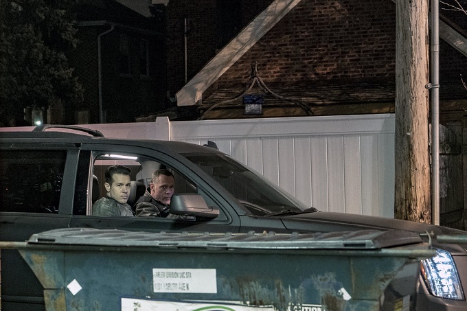 CHICAGO P.D. -- "In a Duffel Bag" Episode 320 -- Pictured: (l-r) Jon Seda as Detective Antonio Dawson, Jason Beghe as Sgt. Hank Voight -- (Photo by: Matt Dinerstein/NBC)