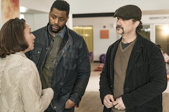 CHICAGO P.D. -- "In a Duffel Bag" Episode 320 -- Pictured: (l-r) LaRoyce Hawkins as Officer Kevin Atwater, Elias Koteas as Detective Alvin Olinsky -- (Photo by: Matt Dinerstein/NBC)