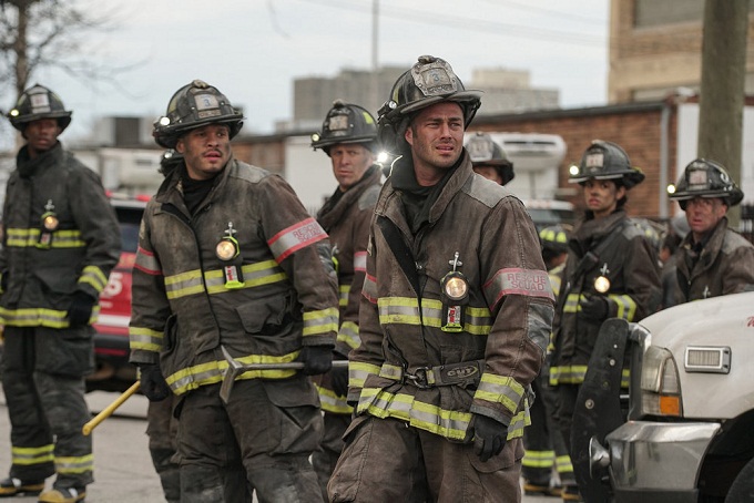 CHICAGO FIRE -- "Where the Collapse Started" Episode 422 -- Pictured: (l-r) Joe Minoso as Joe Cruz, Taylor Kinney as Kelly Severide -- (Photo by: Elizabeth Morris/NBC)