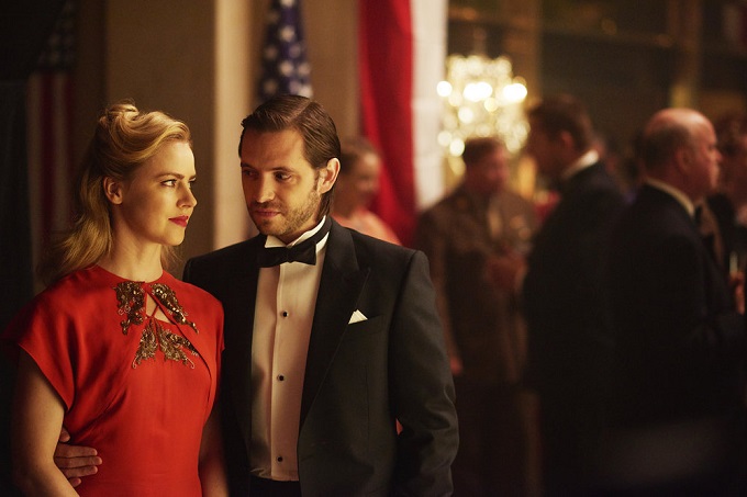 12 MONKEYS -- "One Hundred Years" Episode 203 -- Pictured: (l-r) Amanda Schull as Cassandra Railly, Aaron Stanford as James Cole -- (Photo by: Ken Woroner/Syfy)