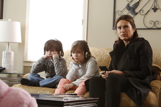 LAW & ORDER: SPECIAL VICTIMS UNIT -- "Heartfelt Passages" Episode 1723 -- Pictured: (l-r) Rowan Williams as Tommy Munson, Isabel Harper Leight as Annie Munson, Mariska Hargitay as Lieutenant Olivia Benson -- (Photo by: Will Hart/NBC)