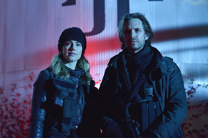 12 MONKEYS -- "Memory of Tomorrow" Episode 213 -- Pictured: (l-r) Amanda Schull as Cassandra Railly, Aaron Stanford as James Cole -- (Photo by: Ben Mark Holzberg/Syfy)