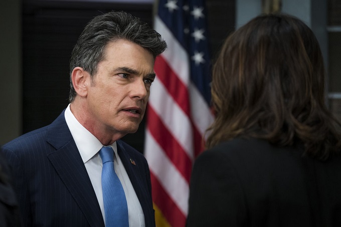 LAW & ORDER: SPECIAL VICTIMS UNIT -- "Terrorized" Episode 1801 -- Pictured: Peter Gallagher as Chief William Dodds, Mariska Hargitay as Lieutenant Olivia Benson -- (Photo by: Michael Parmelee/NBC)