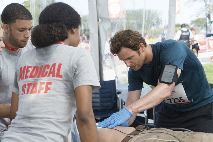 CHICAGO MED -- "Extreme Measures" Episode 205 -- Pictured: (l-r) Roland Buck III as Noah Sexton, Nick Gehlfuss as Will Halstead -- (Photo by: Elizabeth Sisson/NBC)