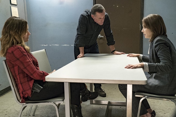 CHICAGO P.D. -- "300,000 Likes" Episode 407 -- Pictured: (l-r) Sophia Bush as Erin Lindsay, Jason Beghe as Hank Voight -- (Photo by: Matt Dinerstein/NBC)