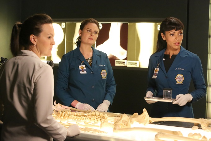 BONES: L-R: Guest star Carla Gallo, Emily Deschanel and Tamara Taylor in the "The Brain in the Bot" episode of BONES airing Tuesday, Jan. 10 (9:01-10:00 PM ET/PT) on FOX. ©2016 Fox Broadcasting Co. Cr: Patrick McElhenney/FOX
