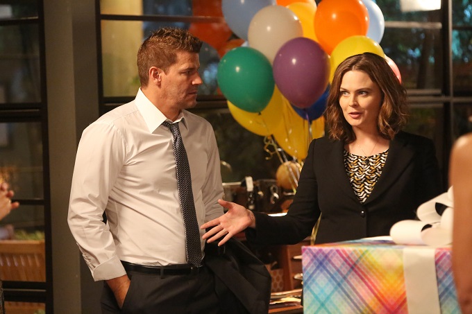 BONES: L-R: David Boreanaz and Emily Deschanel in the "The Brain in the Bot" episode of BONES airing Tuesday, Jan. 10 (9:01-10:00 PM ET/PT) on FOX. ©2016 Fox Broadcasting Co. Cr: Patrick McElhenney/FOX