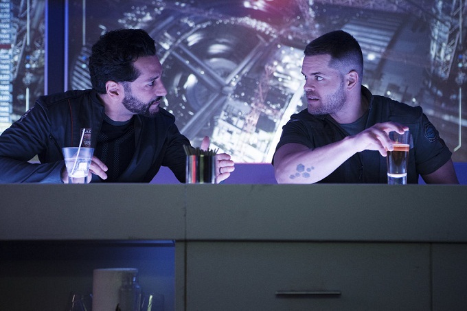 THE EXPANSE -- "Doors & Corners" Episode 202 -- Pictured: (l-r) Cas Anvar as Alex Kamal, Wes Chatham as Amos Burton -- (Photo by: Rafy/Syfy)