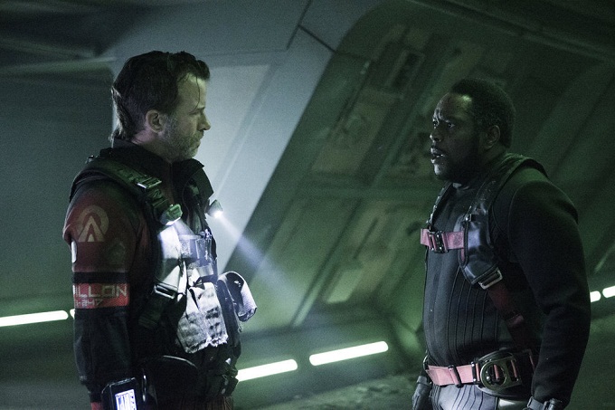 THE EXPANSE -- "Doors & Corners" Episode 202 -- Pictured: (l-r) Thomas Jane as Detective Joe Miller, Chad Coleman as Fred Johnson -- (Photo by: Rafy/Syfy)