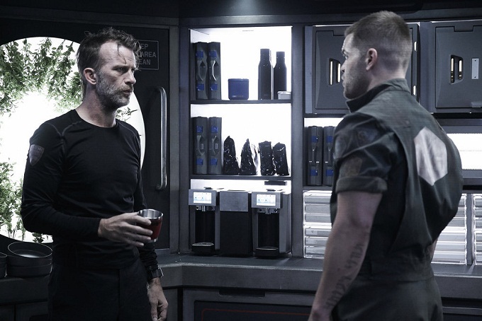 THE EXPANSE -- "Safe" Episode 201 -- Pictured: (l-r) Thomas Jane as Detective Joe Miller, Wes Chatham as Amos Burton -- (Photo by: Shane Mahood/Syfy)