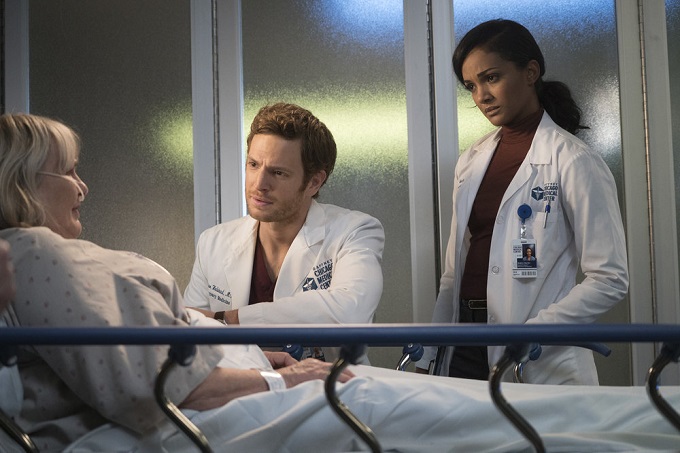 CHICAGO MED -- "Theseus' Ship" Episode 213 -- Pictured: (l-r) Nick Gehlfuss as Will Halstead, Mekia Cox as Robyn Charles -- (Photo by: Elizabeth Sisson/NBC)